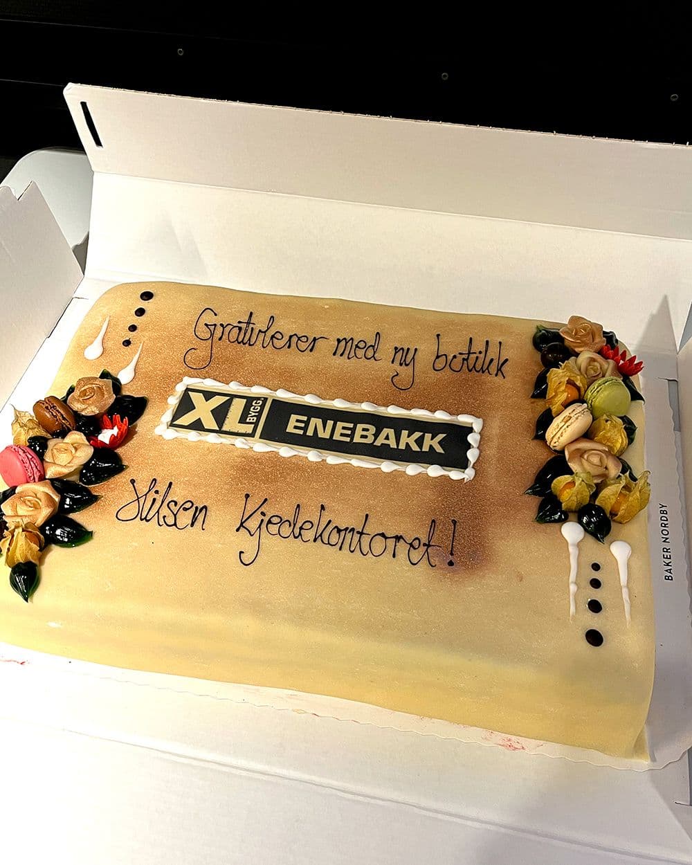 kake med teksten "gratulerer med ny butikk" hos XL-BYGG Enebakk