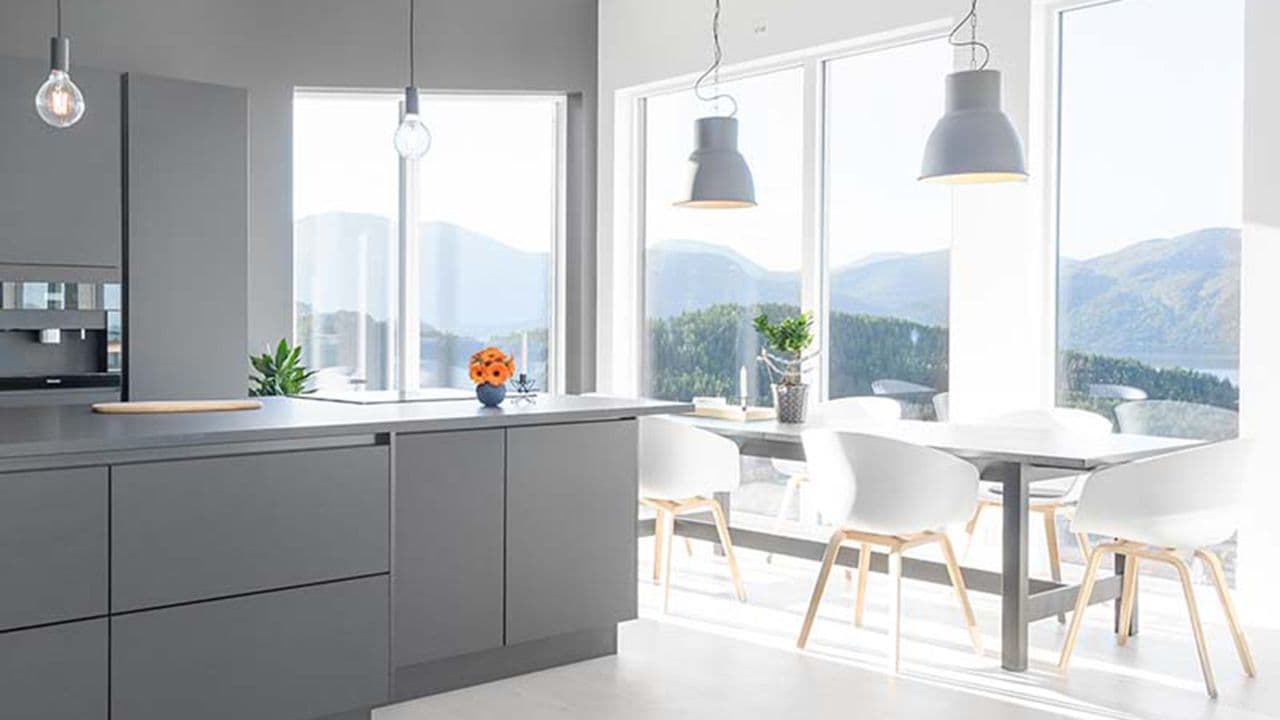 Store pvc-vinduer i lyst kjøkken.