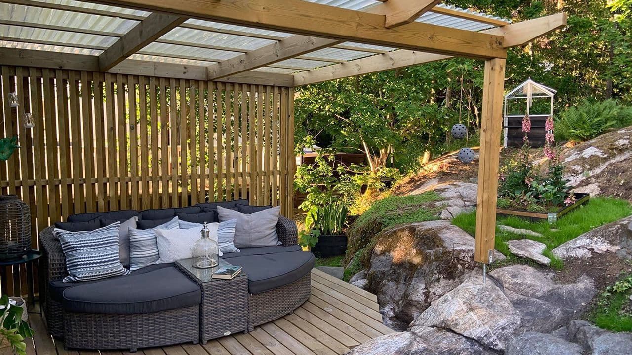 pergola med spilevegg og overbygd tak