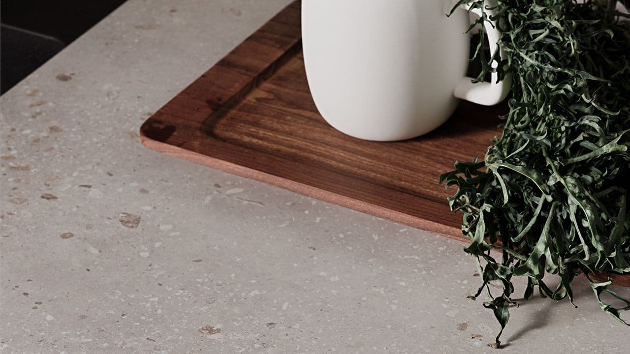 Benkeplate i stein og skjærebrett i treverk.