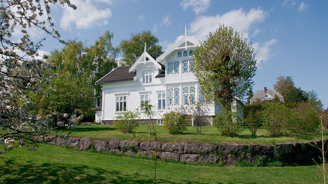 Ny kledning på gammel hus med hvit sveitserkledning.