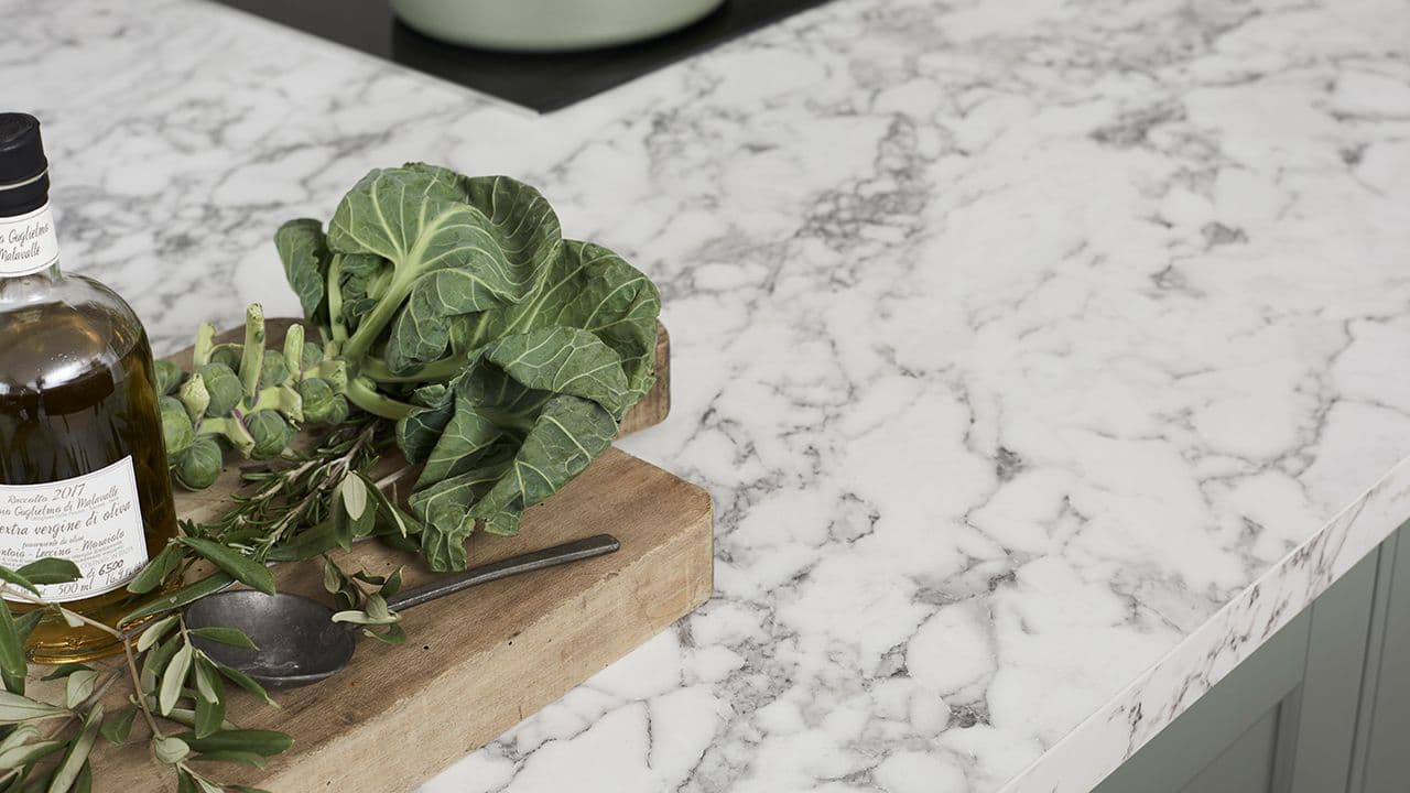 Benkeplate i hvit og gråmønstret kvartskompositt i moderne kjøkken.