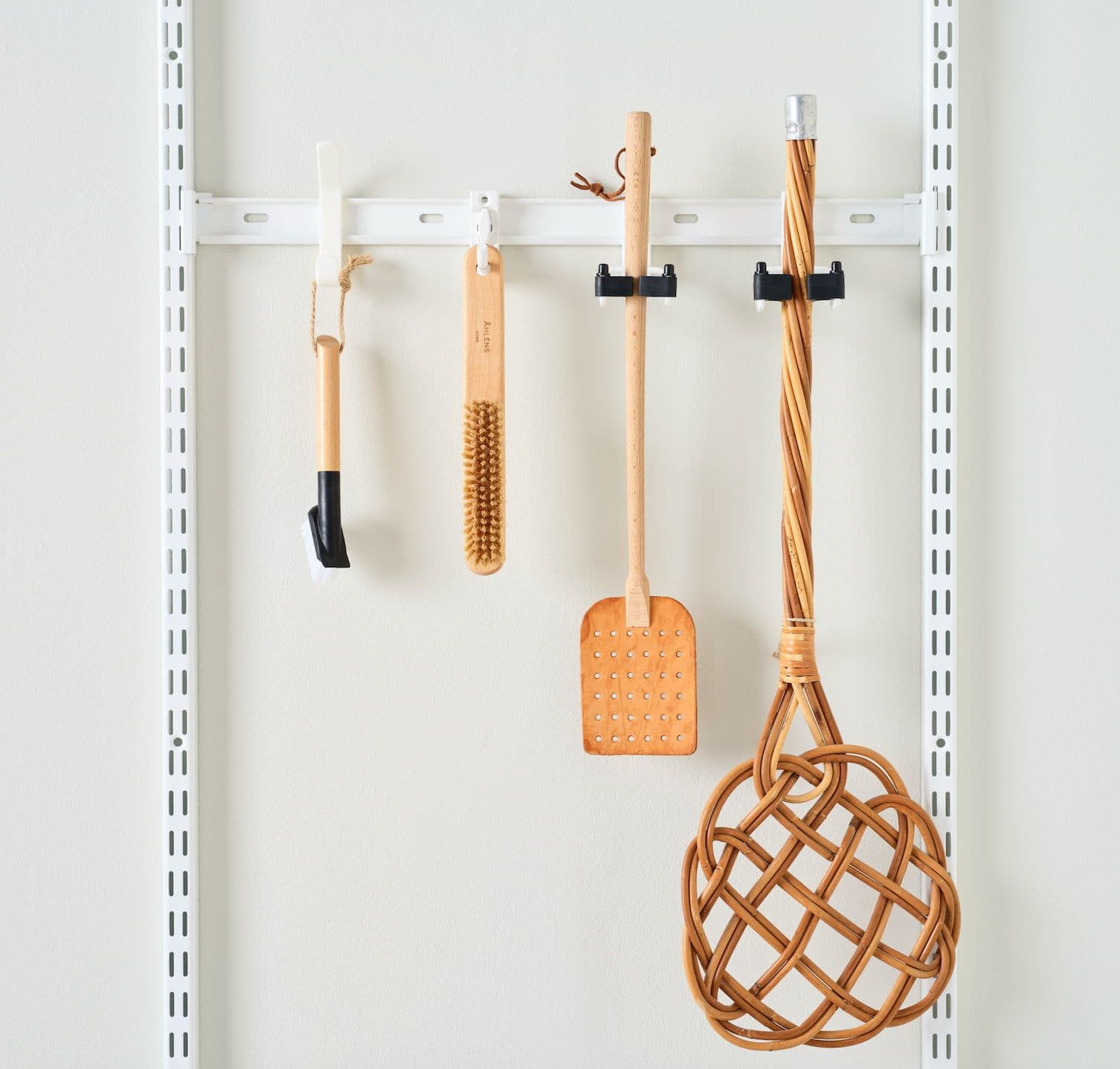 Redskaper som henger i skap