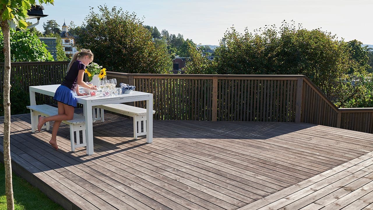 Terrasse med rekkverk som ifølge de nye byggereglene 2021 kan være inntil 1,2 meter høy.