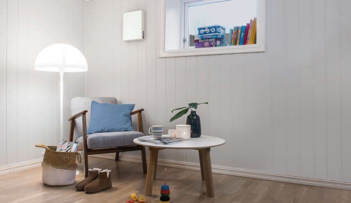 stol med pute og bord foran