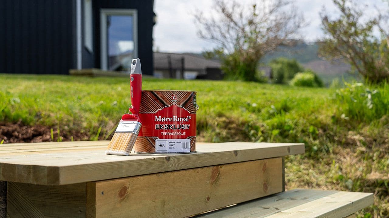 MøreRoyal terrasseolje og pensel på trapp.