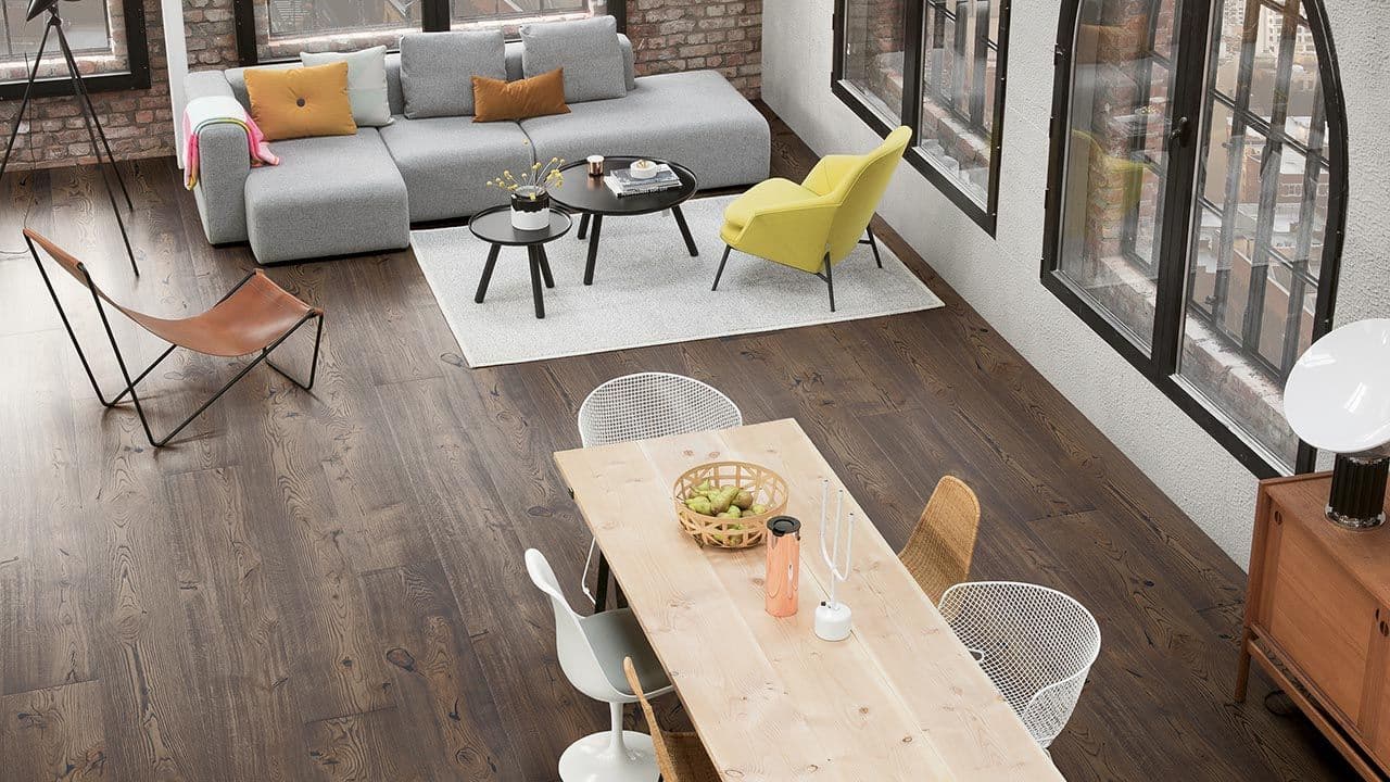 Leilighet i industribygg med mørke tregulv.