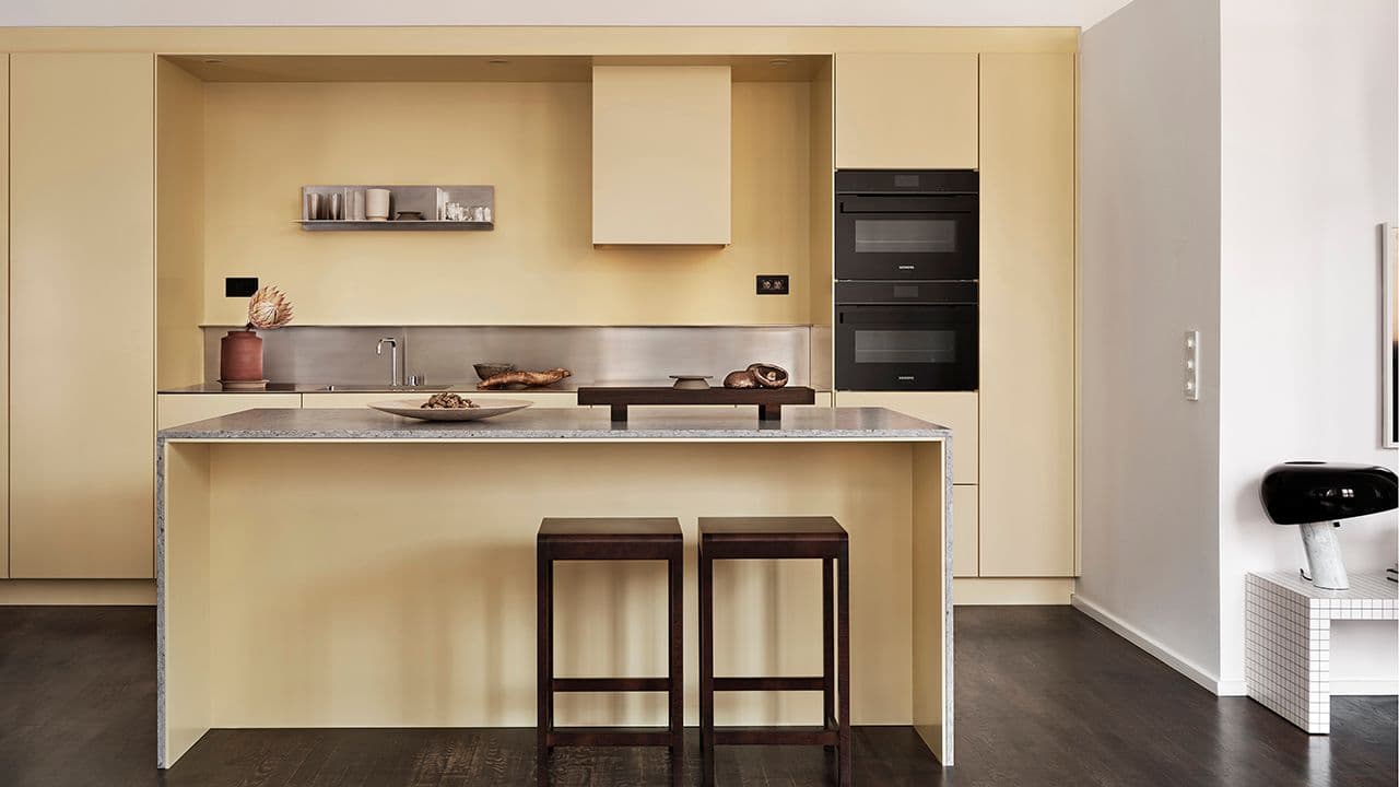 Detaljbilde av gult kjøkken fra Drømmekjøkkenet.