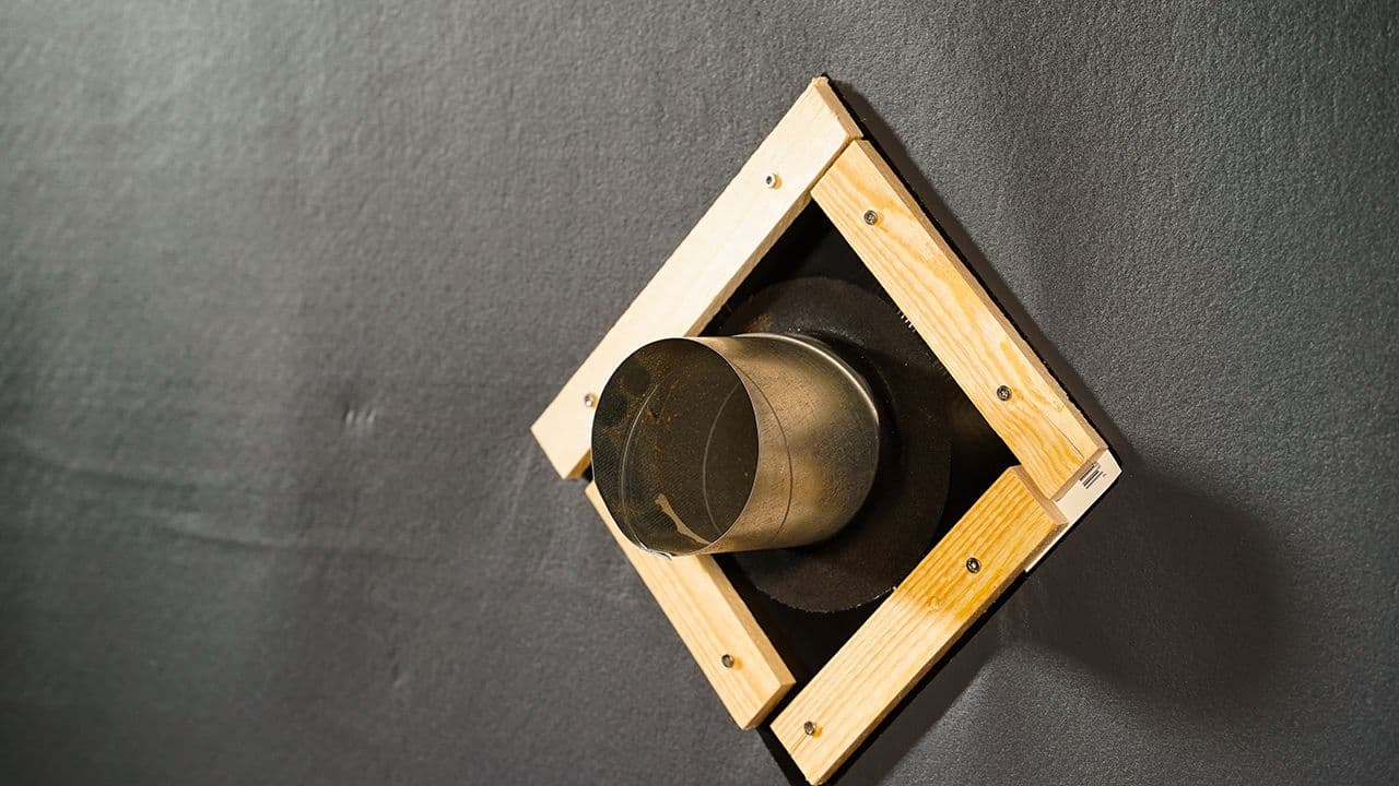 Tetteprodukt rundt rør på tak.