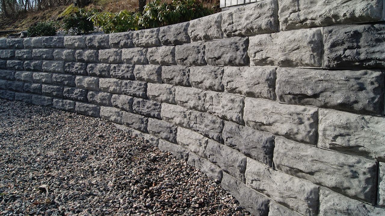 Buet støttemur bygget med Tindeblokk fra Aas Betong.