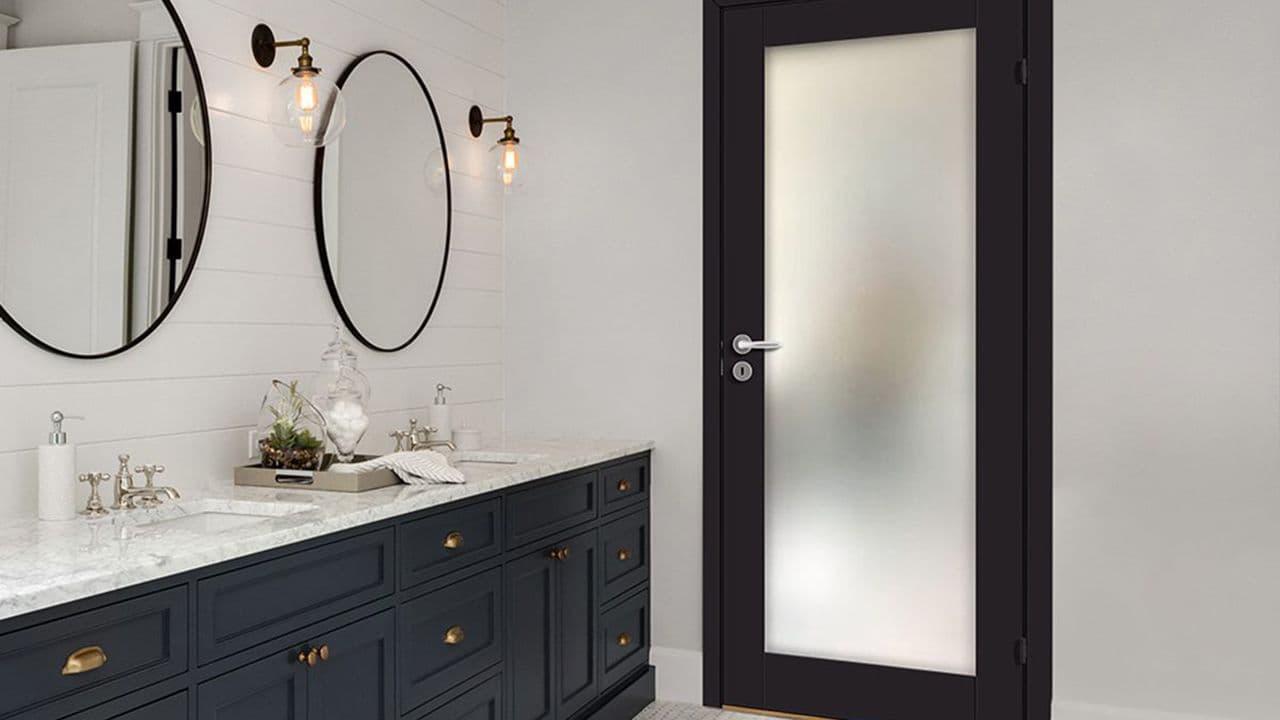 hvitt, herskapelig bad med sort innerdør og frostet glass fra Bygg1