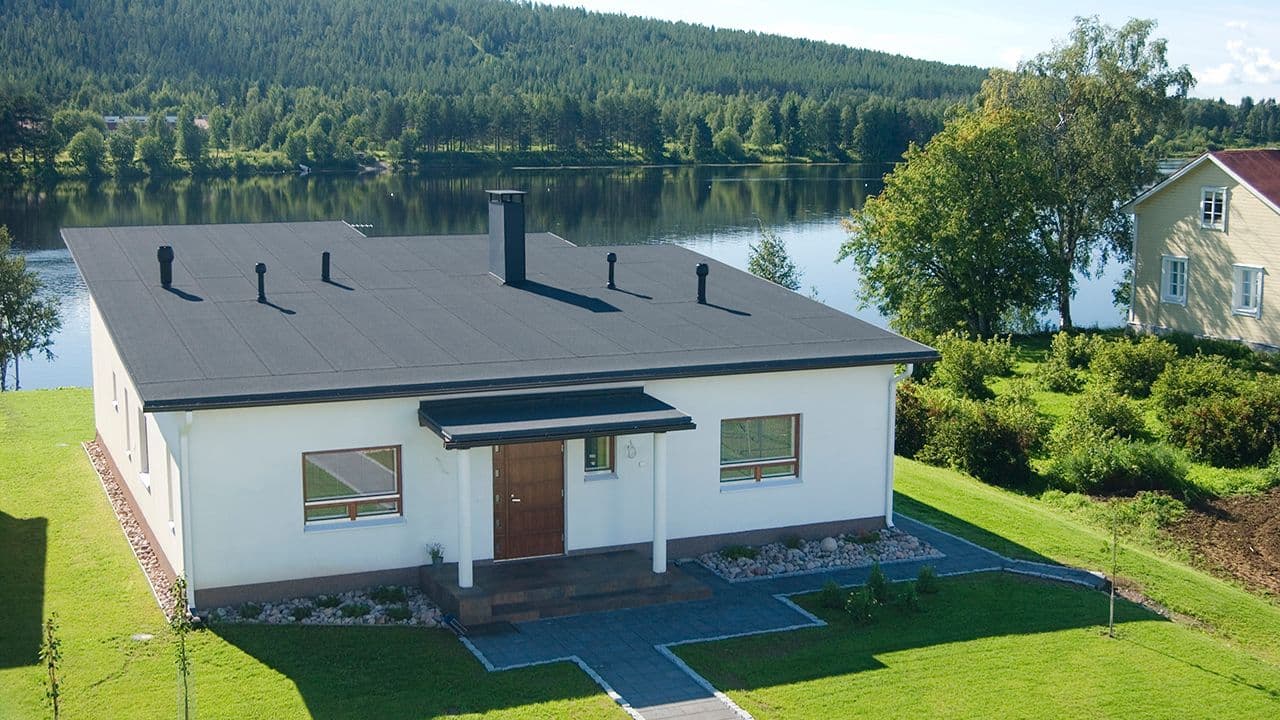 Hvitt hus med takpapp.