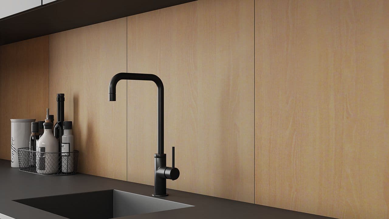 Kjøkken med veggplater i eik.