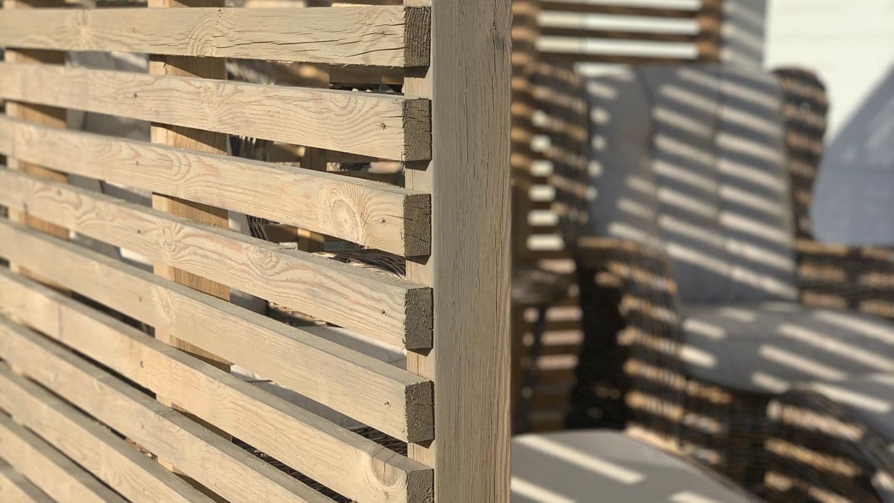 Levegg på terrasse med spiler.