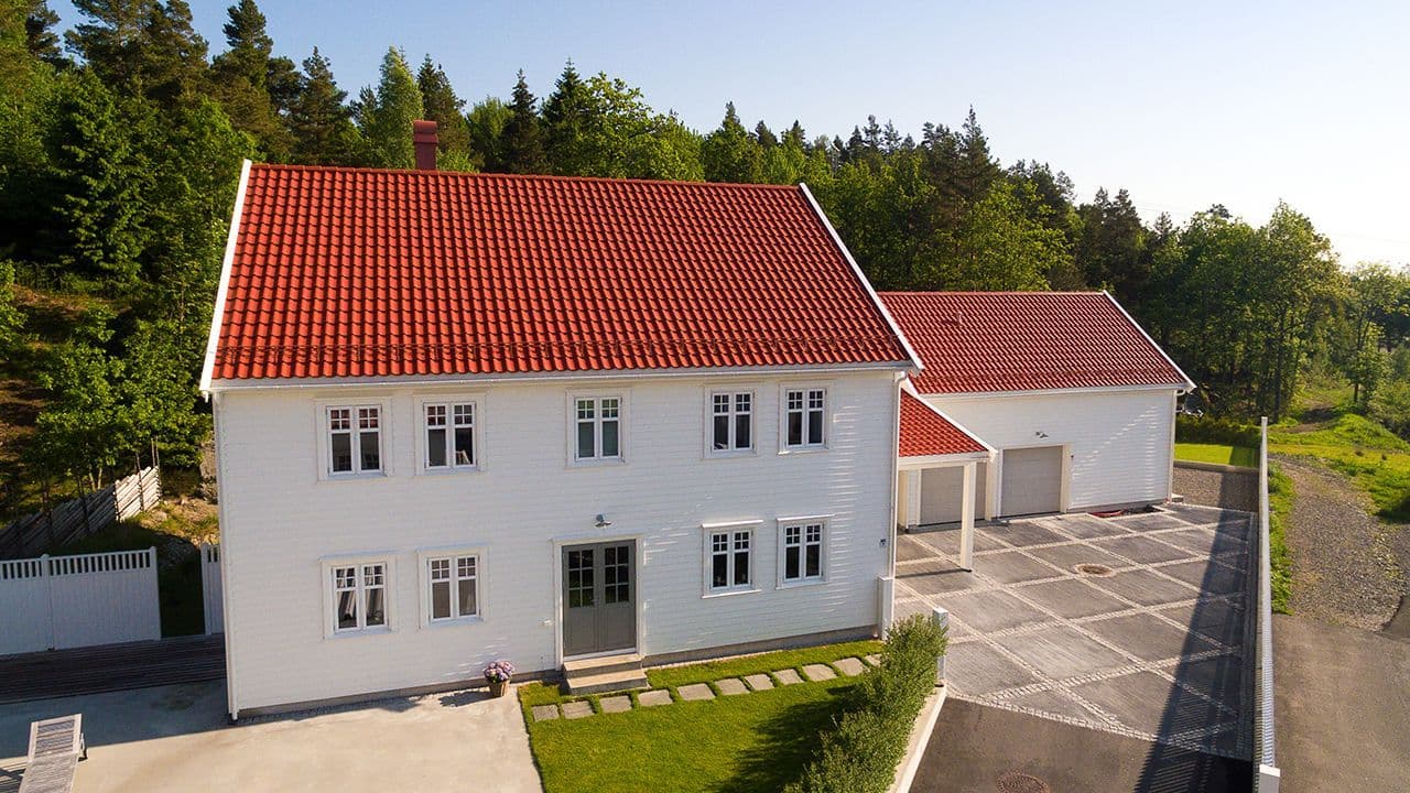 Nytt tak i stein på hvitt hus.