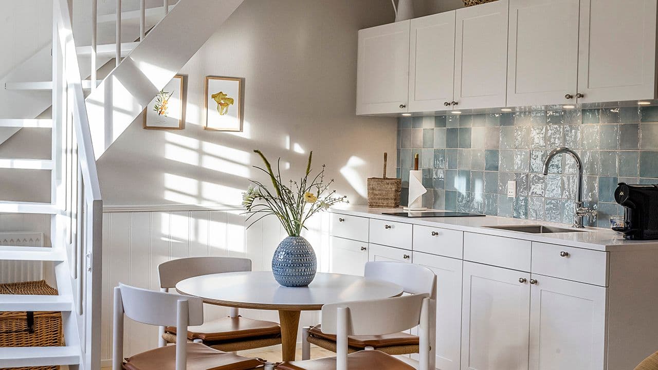 Hvitt brystpanel på hvitt kjøkken.