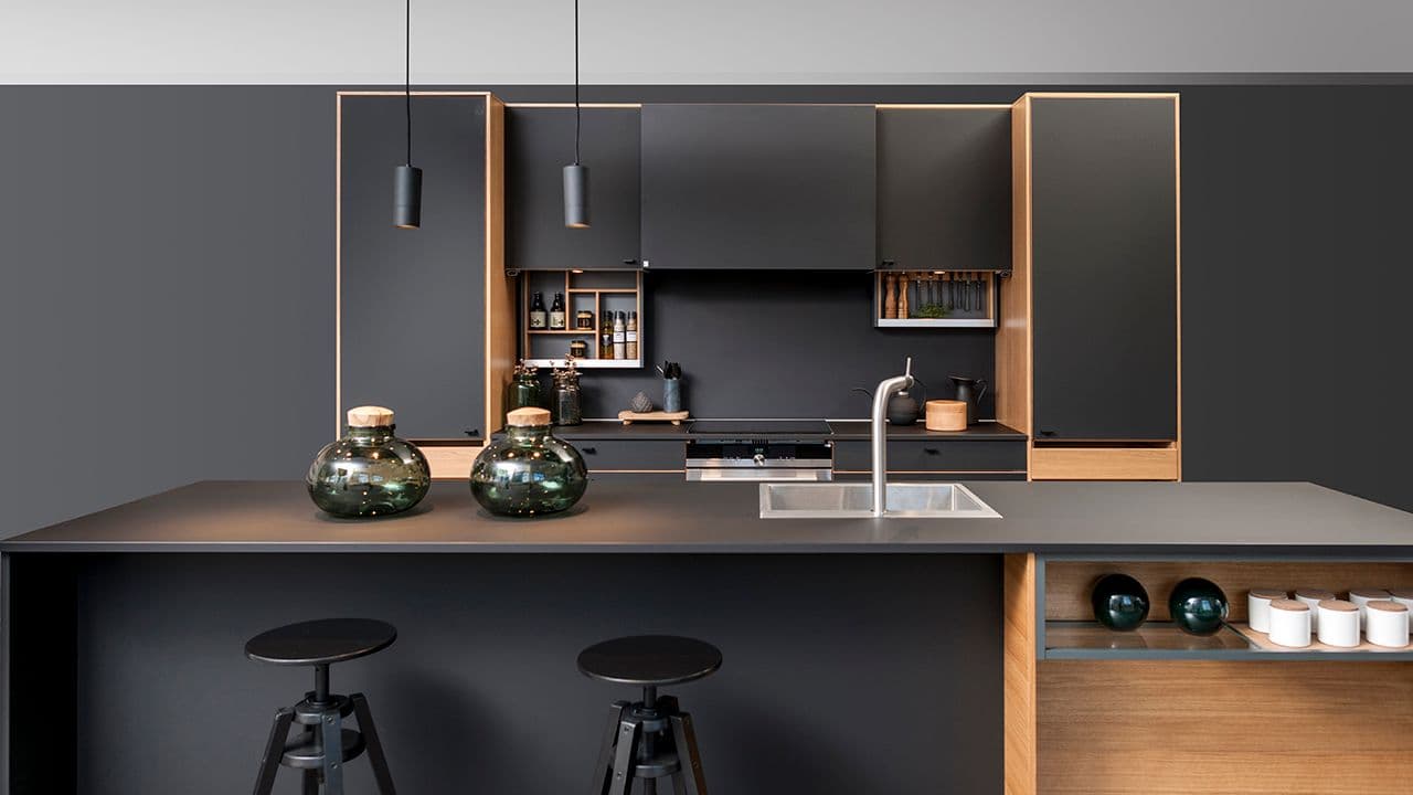 Velg en stillegående kjøkkenventilator i åpen kjøkkenløsning.