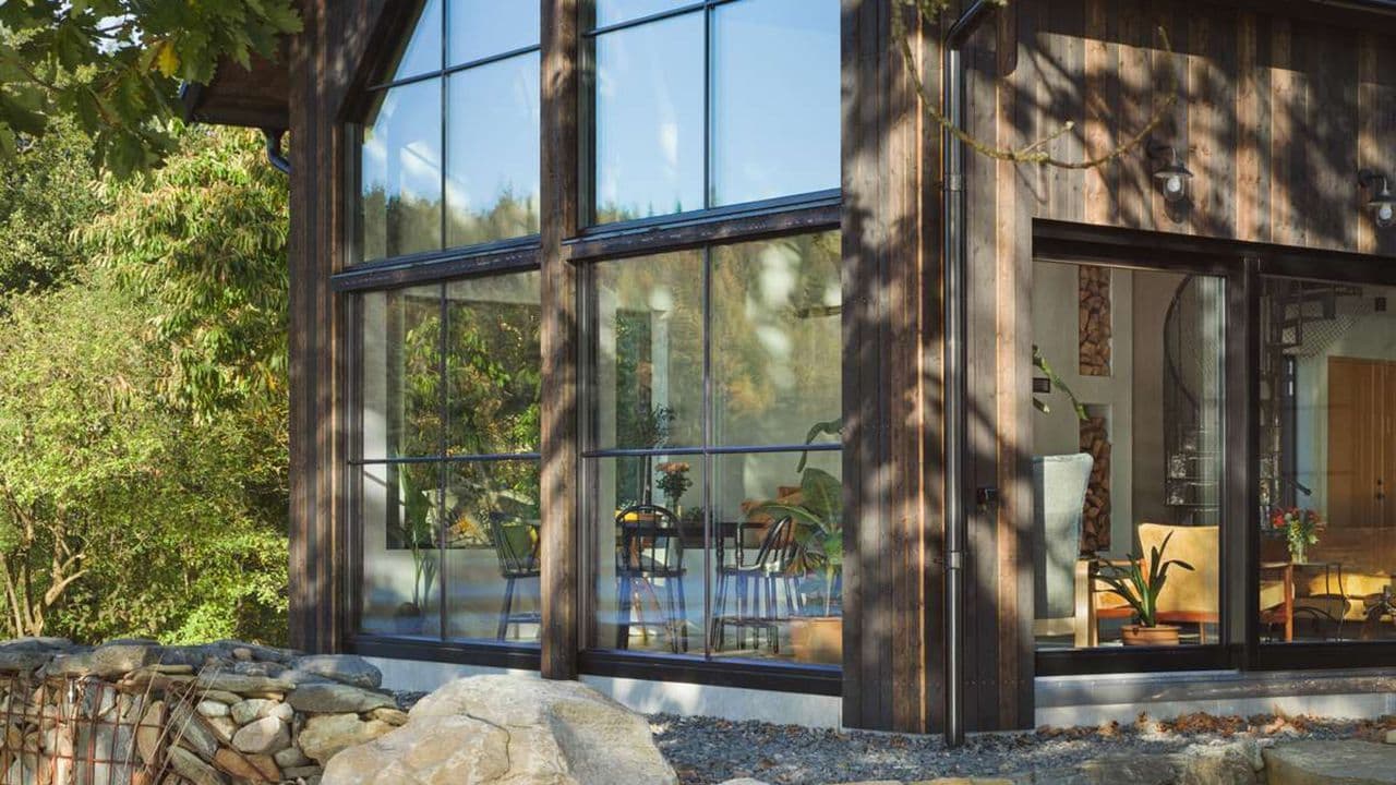 Moderne trehus med store vinduer fra Lyssand Frekhaug.