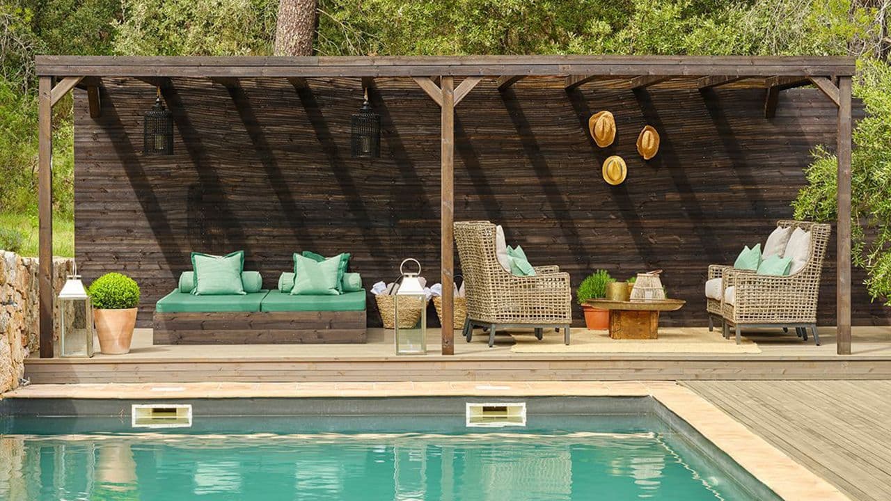 Terrasse med basseng og tak.