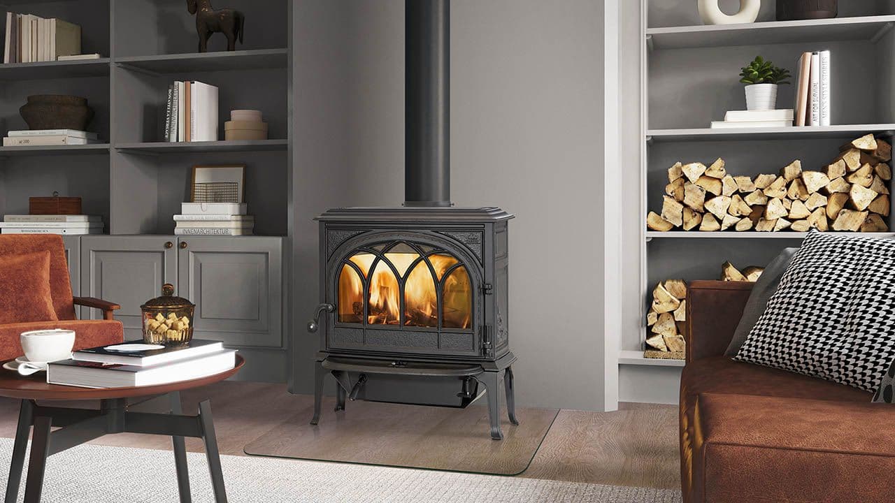 Klassisk vedovn med buede sprosser.