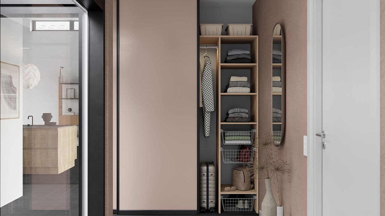 Rosa skyvedørsgarderobe i entre.