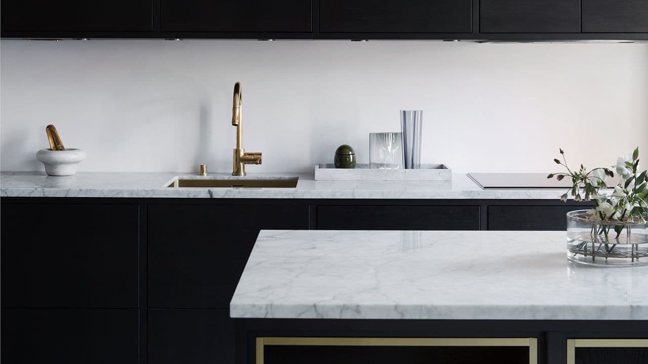 Benkeplate i hvit marmor på moderne kjøkken.