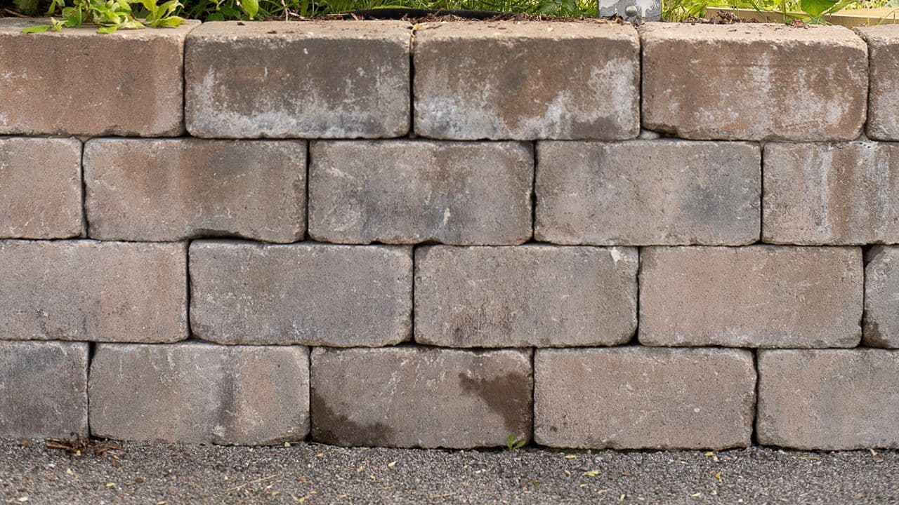 Aaltvedt støttemur i brunmix.