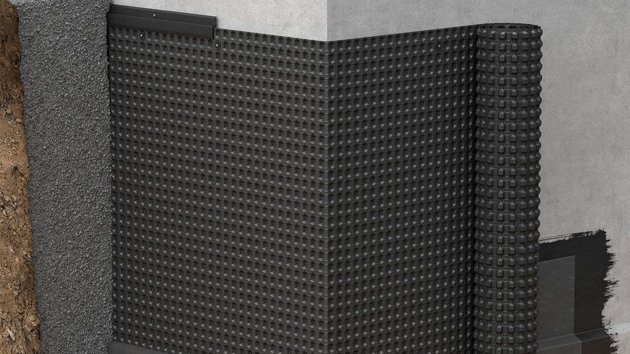 Illustrasjon av Isola Platon Xtra: knasteplate som beskytter grunnmuren.