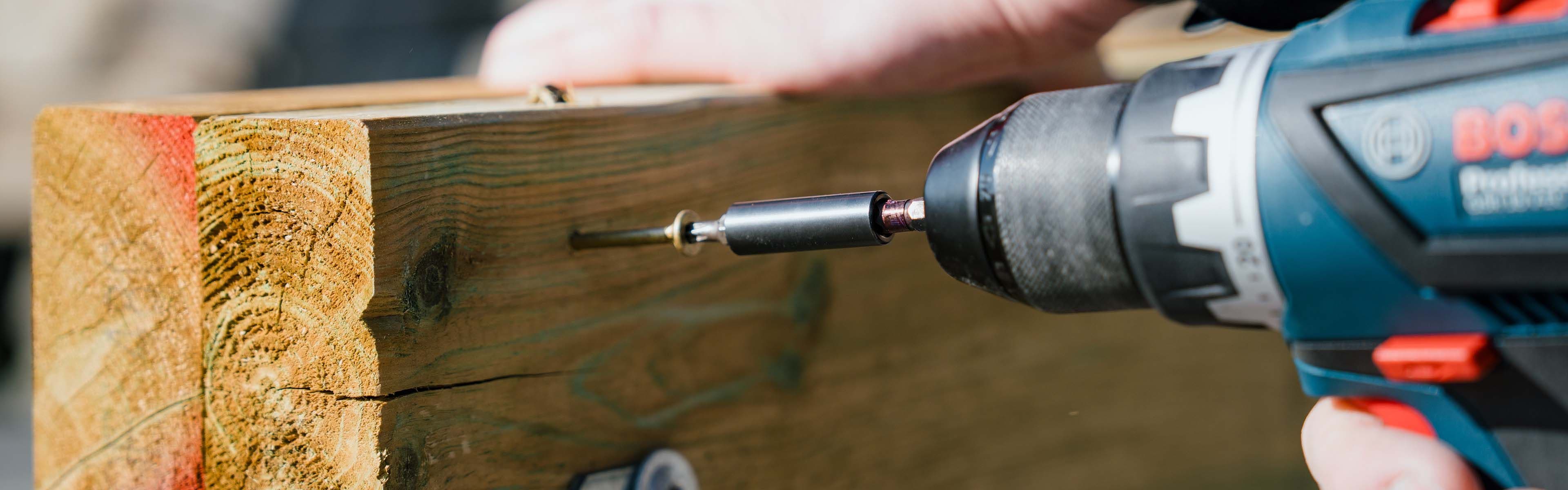 Skrue som festes i bjelkelag for å bygge en terrasse.