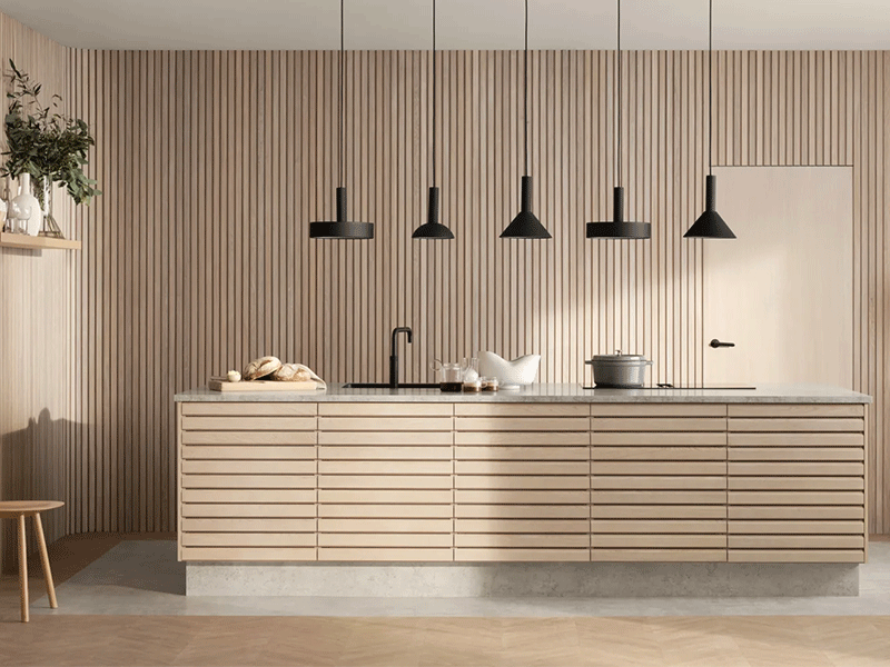 Kjøkken med stor kjøkkenøy i lys eik.