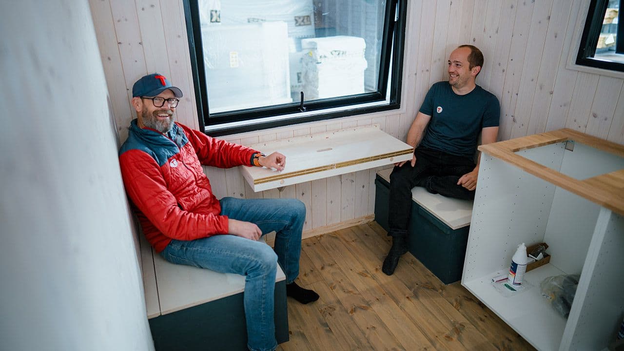 Dag Henning Jørgensborg fra DNT Drammen og Omegn og kommunikasjonsansvarlig Andreas Blaauw-Hval i DNT inne i DNT hytte på hjul.