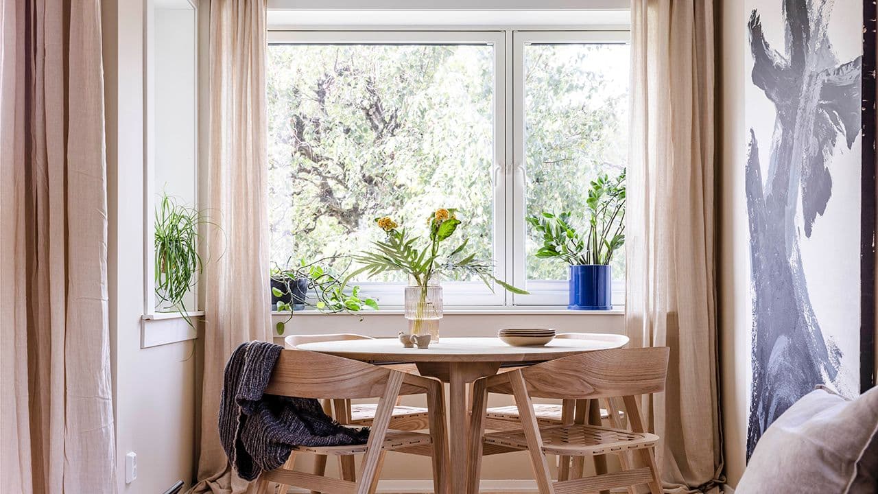 Vindu fra NorDan med 3-lags glass i lys spisestue med eikemøbler.