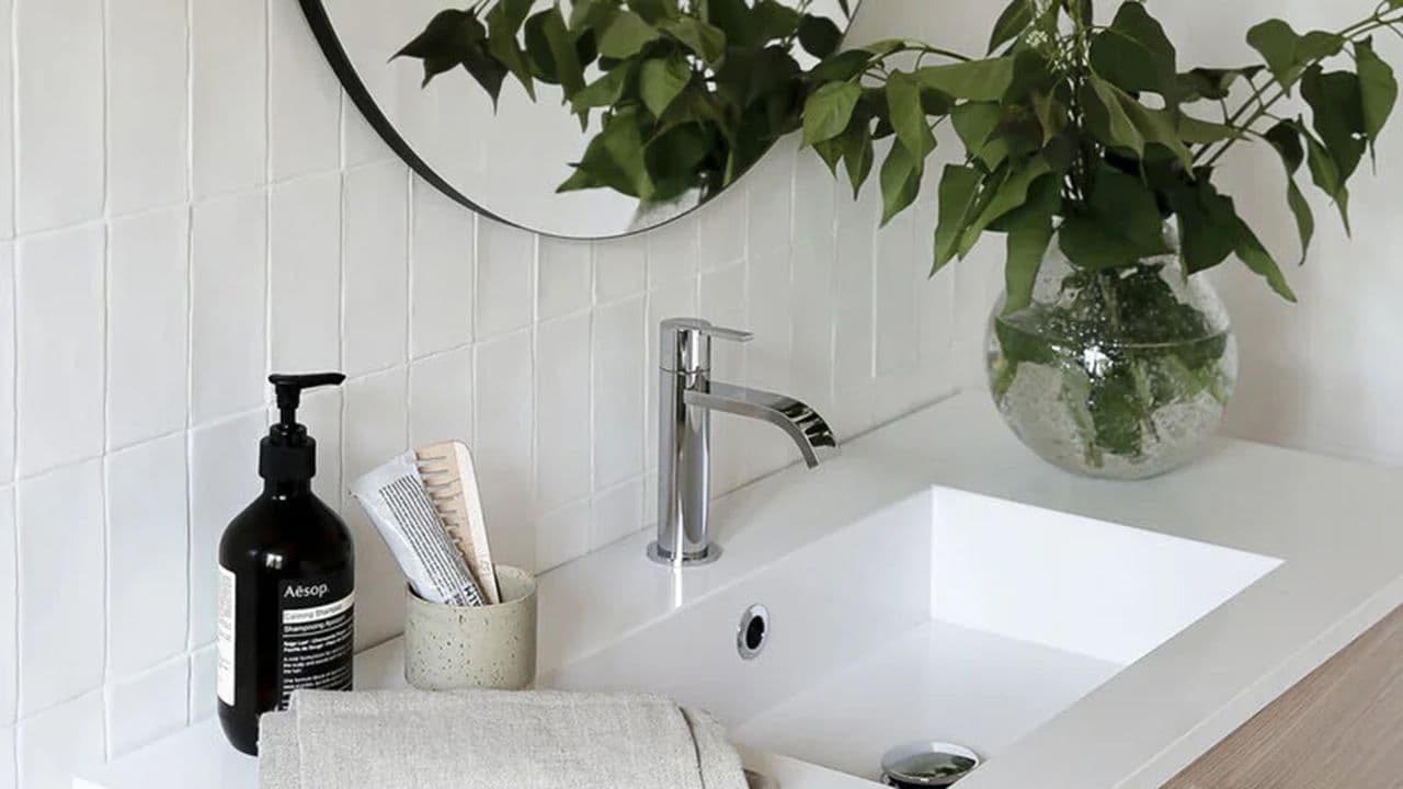 Armatur i krom på hvitt servant.