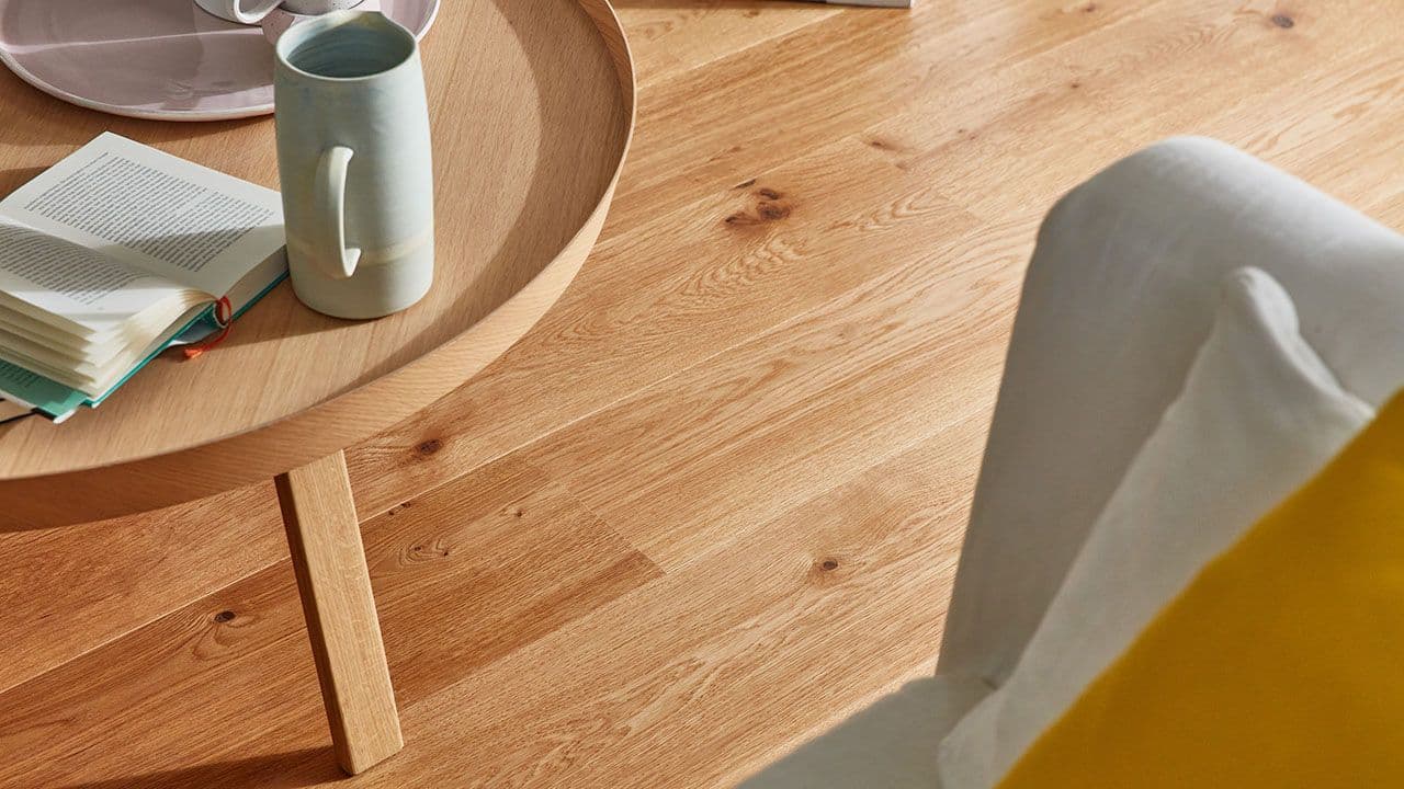 Bord med en koppp og bok