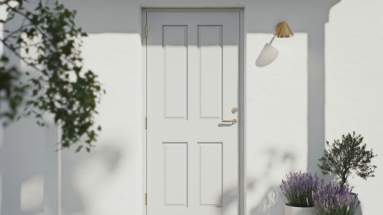 Hvit ytterdør med speil og dørvrider i messing.