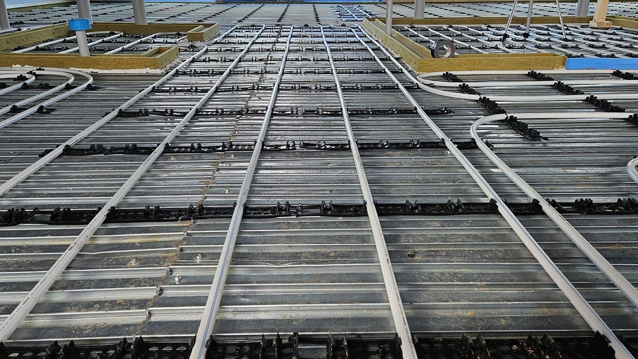 Svalehaleplater lagt ferdig inne.