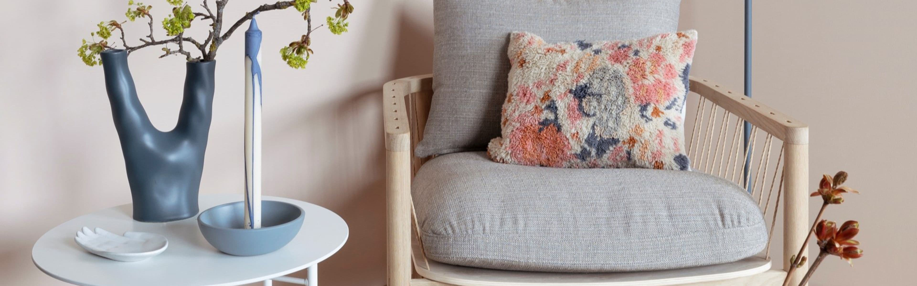 Stue hvor bord og pyntegjenstander som er malt med Quick Bengalack farger.