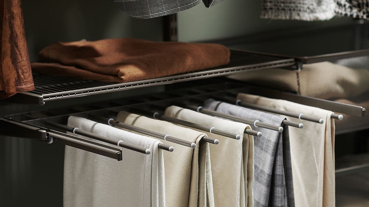 Buksehengere i garderobeskap.