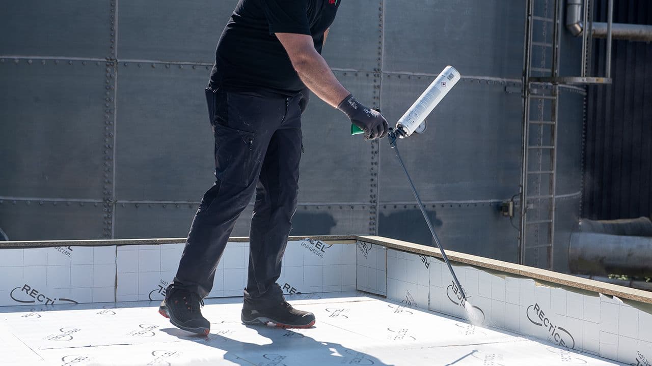 Håndverker som bruker spraypistol.