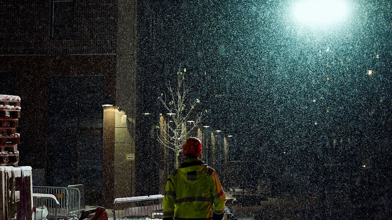 Mareld Sirius 30000 led arbeidslampe ute på byggeplass.
