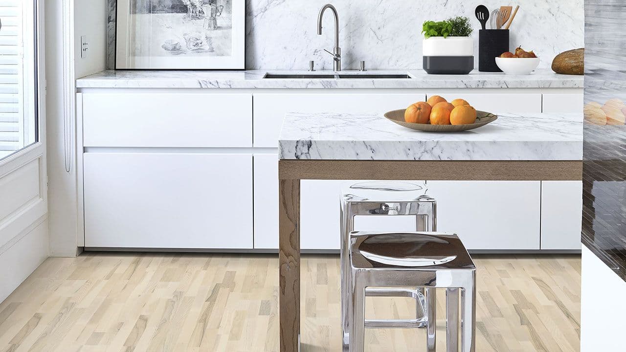 Lys 3-stavs parkett i marmorkjøkken.