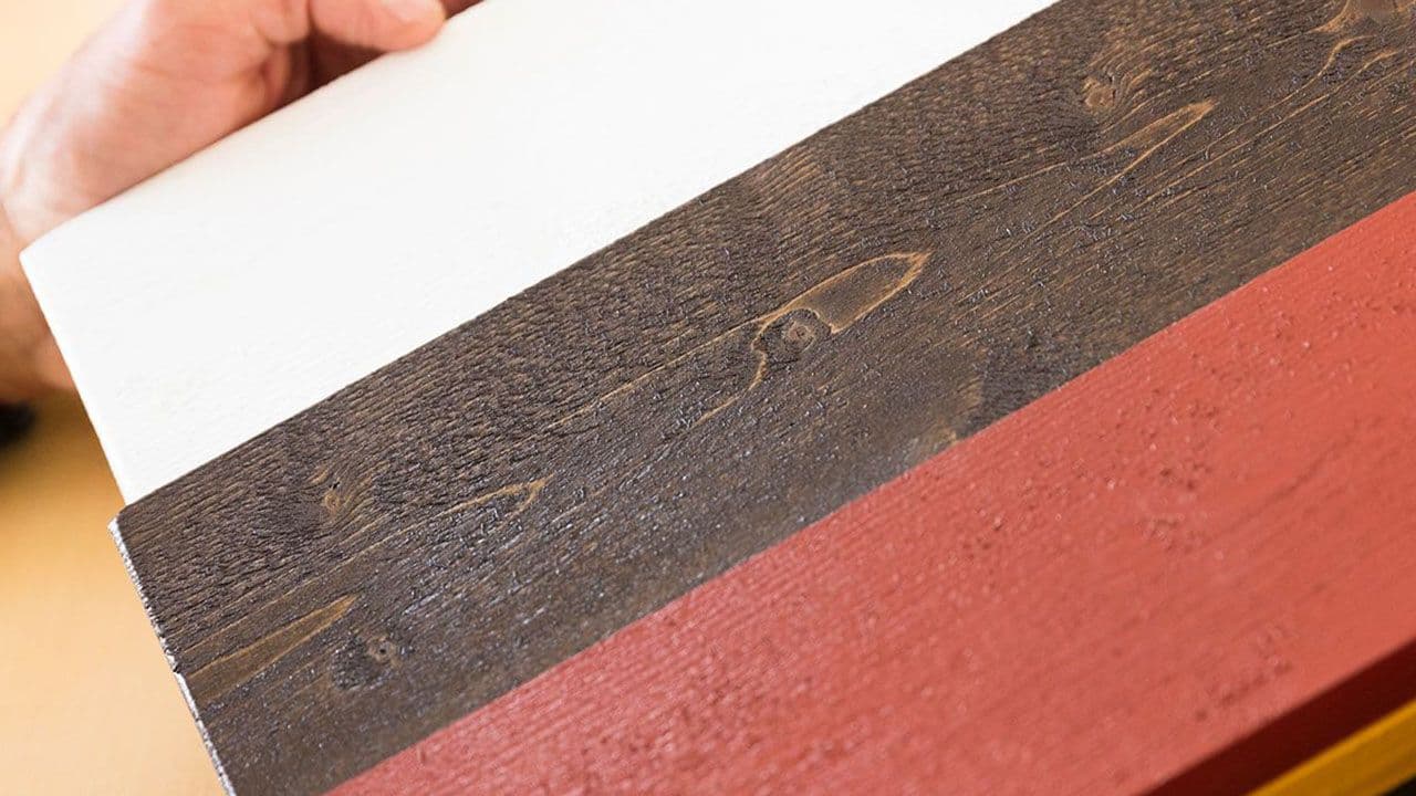 Kledningsprøver malt i hvit, brun og rød.