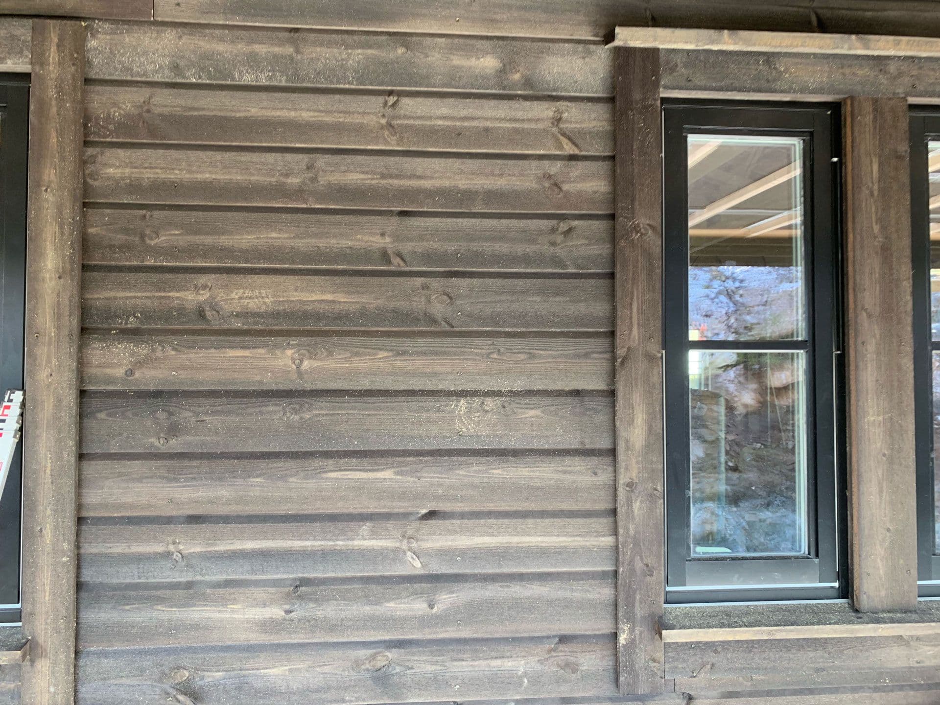 Kledning med skruer i samme farge.