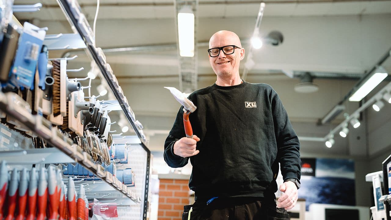 Finn Grønland hos XL-BYGG Eidsvoll står med maling utstyr.