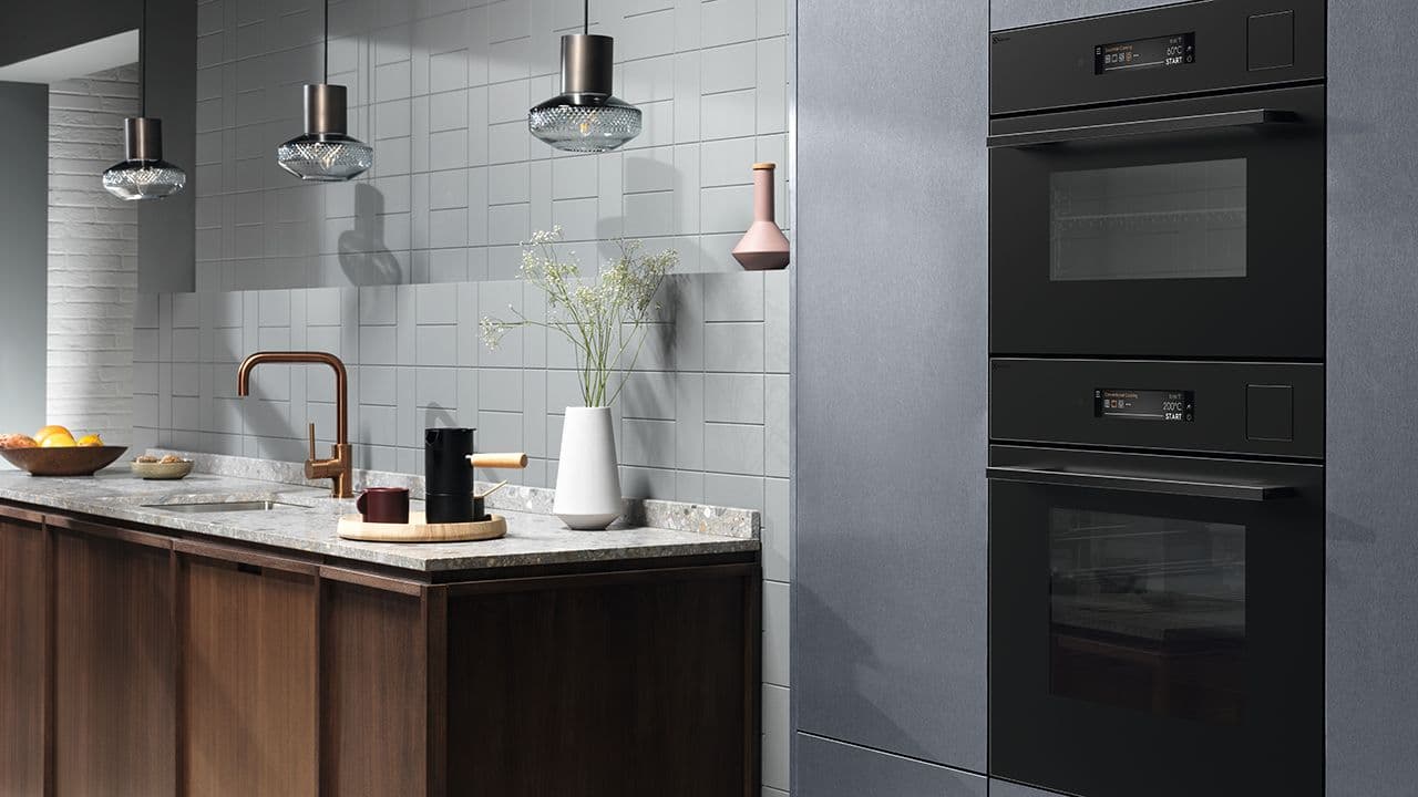 Kjøkken med kombiovn og dampovn i høyskap.