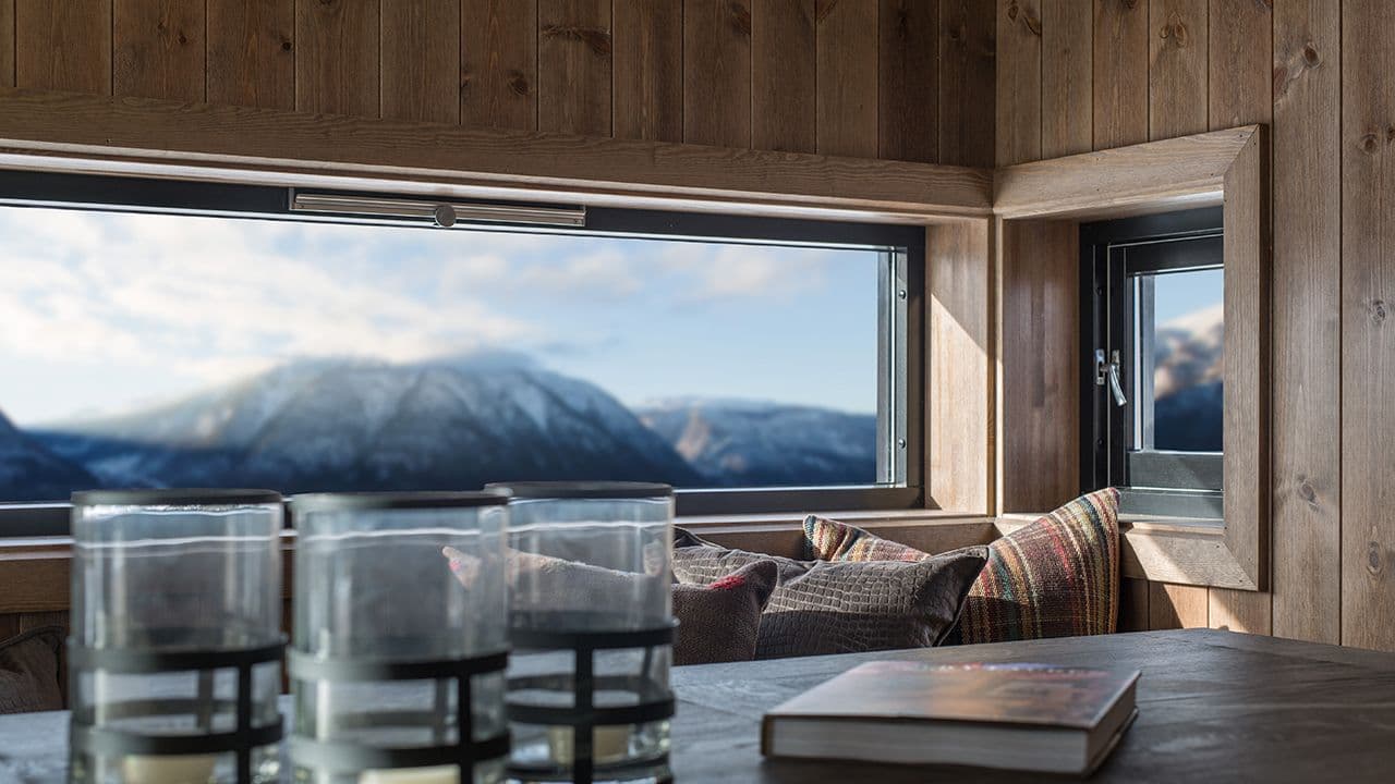 Vinduslister og karmer i samme farge som veggen.