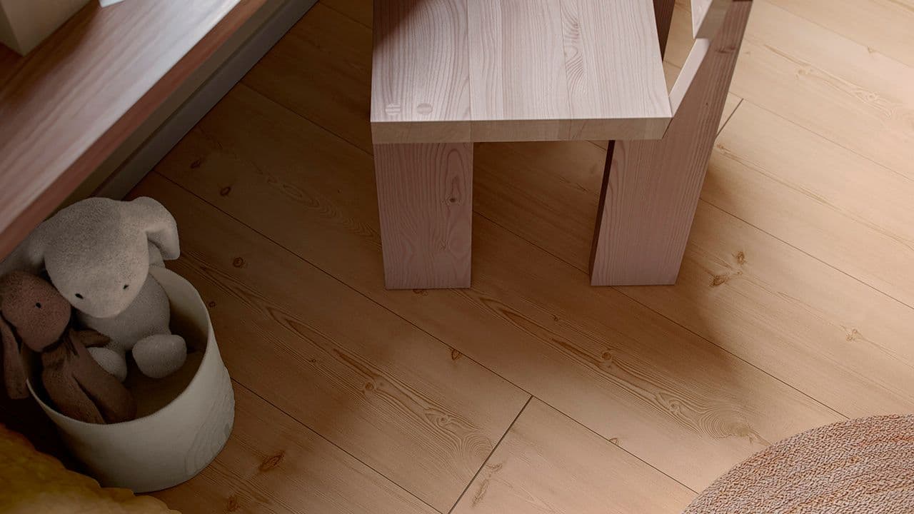 Barnerom med høytrykkslaminat furugulv.