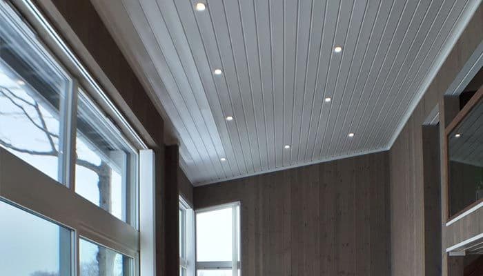 Hvit himling i rom med trepanel.