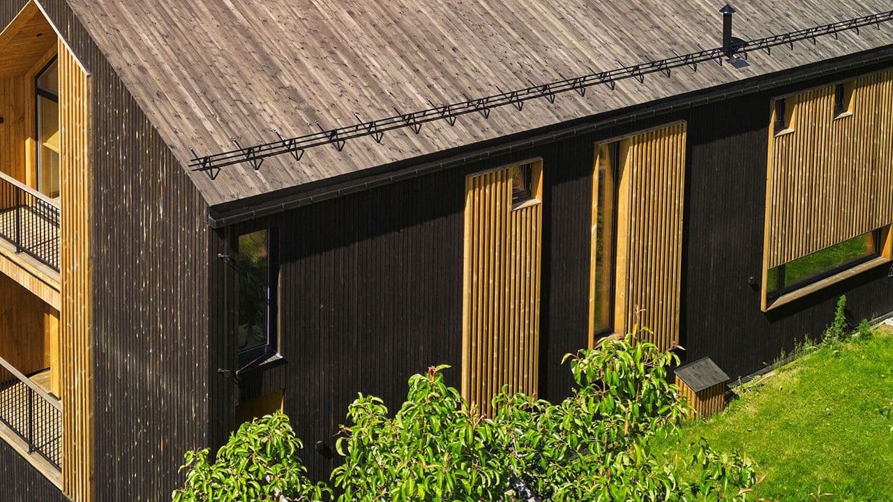 Hus med MøreRoyal kledning i brun og oker og saltak.