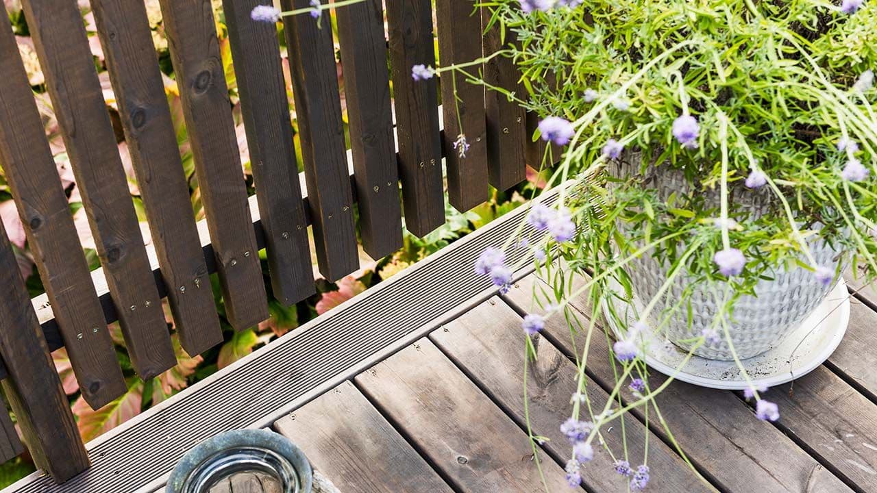 Terrasse med rekkverk av stående lekter.